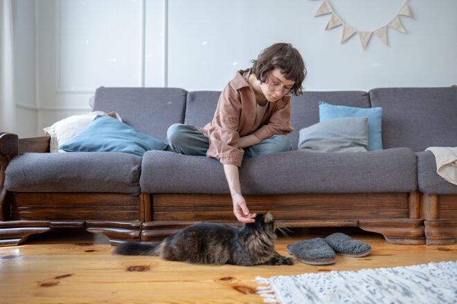 Jongere met hond thuis shutterstock 2768846253 LR